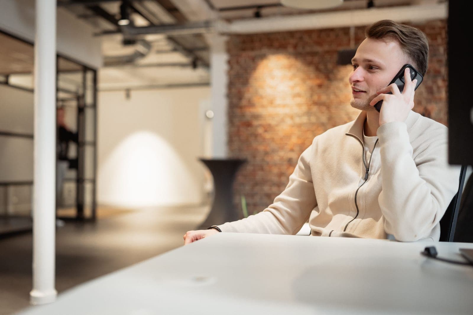 Ein Mitglied unseres Teams im Kundengespräch am Telefon